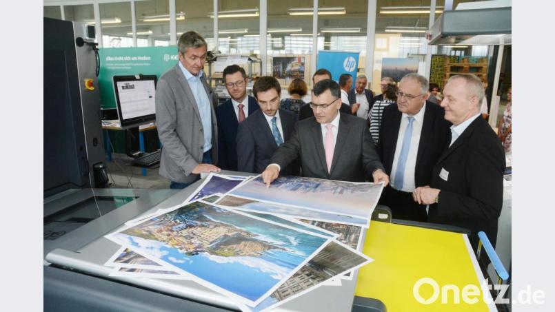 Beeindruckt von der hochmodernen Digitaldrucktechnik zeigten sich nicht nur die Gäste aus der Politik beim Rundgang. Bild: Gabi Schönberger