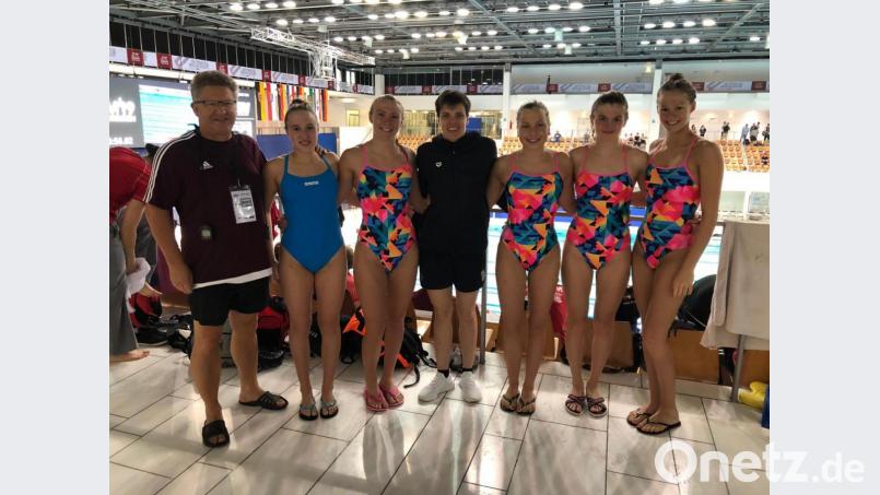 Franziska Hentke (Mitte), eine der erfolgreichsten deutschen Schwimmerinnen, stellt sich mit TSC-Trainer German Helgert (links) und dessen Sportlerinnen Daria Codlova, Viktoria Bogner, Lena Rath, Kathrin Bachmeier und Carina Bönisch in Berlin zum Erinnerungsfoto. Bild: rbg