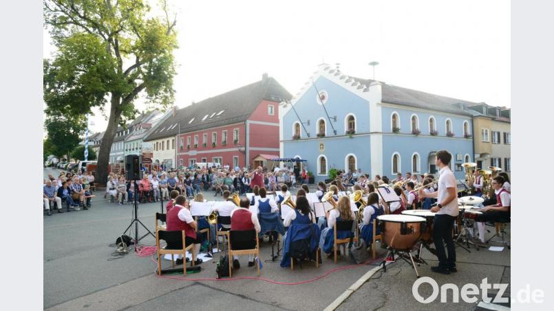 Die Serenade mit dem Vereinsorchester des Musikvereins Waidhaus unter Leitung von Hermann Mack am Pleysteiner Marktplatz begeisterte wieder einige Hundert Zuhörer. Bild: bey