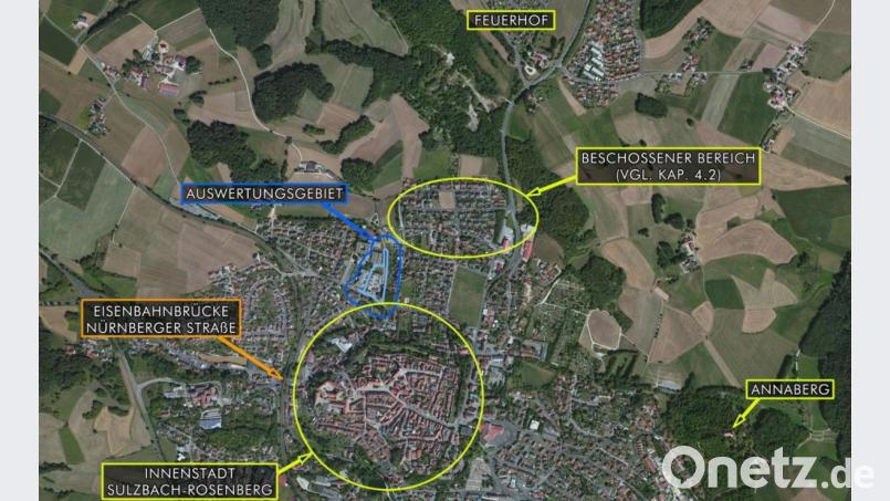 Im hinterlegten aktuellen Luftbild aus dem von der Stadt angeforderten Gutachten werden die von amerikanischer Artillerie bei der Einnahme Sulzbach-Rosenbergs am 21. April 1945 beschossenen Bereiche sowie die gesprengte Eisenbahnbrücke in der Nürnberger Straße schematisch dargestellt. Das Auswertungsgebiet, in dem die Stadtgärtnerei liegt, ist blau umrandet. Bild:  Luftbilddatenbank Dr. Carls GmbH/©Microsoft Corporation