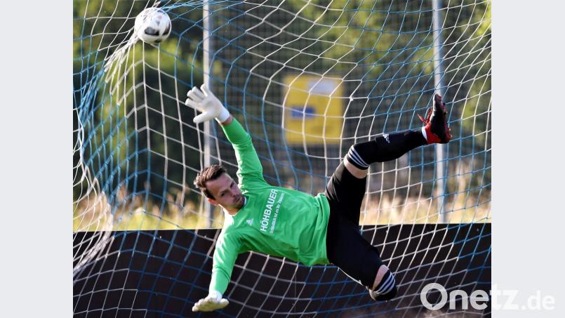 Roland Frischholz war gegen die SpVgg Schirmitz nur per Elfmeter zu bezwingen. Am Samstag gastiert sein SC Luhe-Wildenau beim SV Hahnbach. Bild: btg