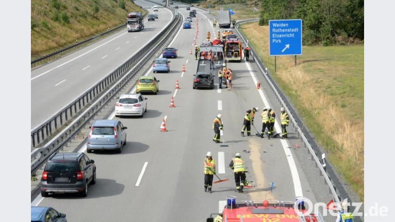 Der Verkehr wurde einspurig an der Unfallstelle vorbei geleitet. Eine Leichtverletzte, 20.000 Euro Sachschaden und Stau sind das Resultat eines Auffahrunfalls auf der A 93. Bild: Gabi Schönberger