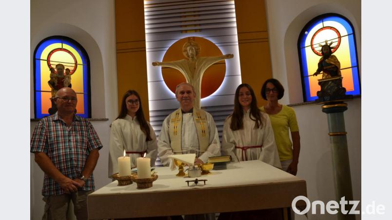 Pfarrer Josef Most feiert mit den Gläubigen den Festgottesdienst zum Patrozinium der Dorfkapelle. Als Ministranten fungieren die Schwestern Sophia und Charlotte. Die Lesung trägt Claudia Simon vor. Auch der Vorsitzende der Kapellen-Fördervereins Gebhardsreuth Reinhold Baier (links) freut sich über die vielen Besucher. Bild: gi