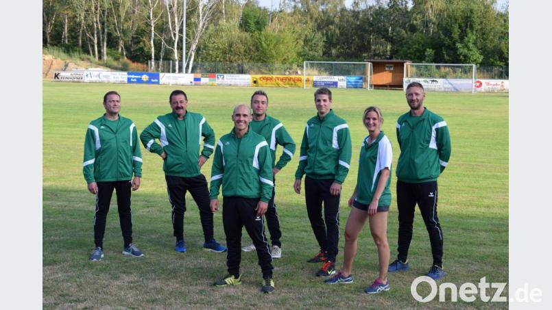 Die Jugendtrainer der DJK Neuhaus: Jörg Gleißner, Martin Heimerl, Christian Ermer, Jugendleiter Markus Schmidkonz, Dominik Sertl, Kathrin Hochstetter und Andreas Moller (von links). Bild: szl