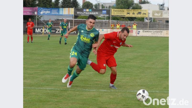 Der SV Mitterteich muss vier Monate auf Maximilian Christl (links) verzichten. Der Neuzugang erlitt vor zwei Wochen im Heimspiel gegen Baiersdorf einen Muskelabriss. Am Samstag empfangen die Stiftländer den Bayernliga-Absteiger SpVgg Jahn Forchheim. Bild: gb