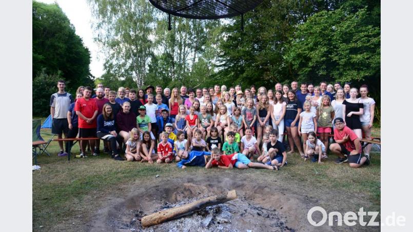 Die 52 Kinder beziehen am Pleysteiner Campingplatz Quartier. Bild: bey