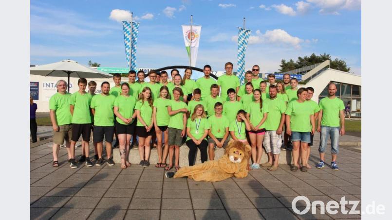 Ein Gruppenbild der Jugend des Stiftlandgaus mit Maskottchen Guschu durfte nicht fehlen. Bild: exb