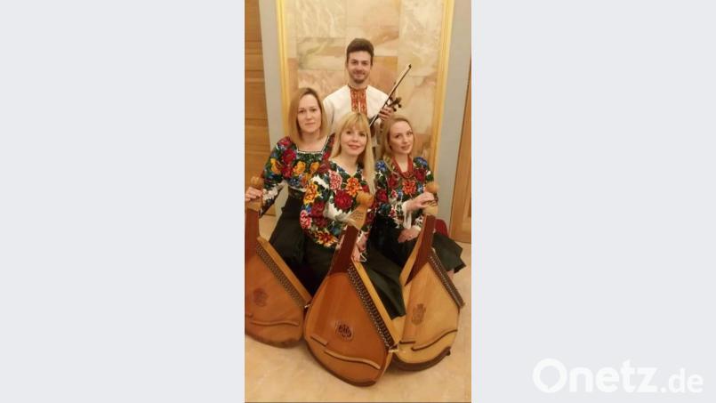 Das &quot;Lemberger Quartett&quot; bilden Iryna Plakhtii, Lesya Stefanko und Oksana Kolomiyets mit ihren Banduras (von links) sowie Geiger Yarema Pavliv. Bild: ku