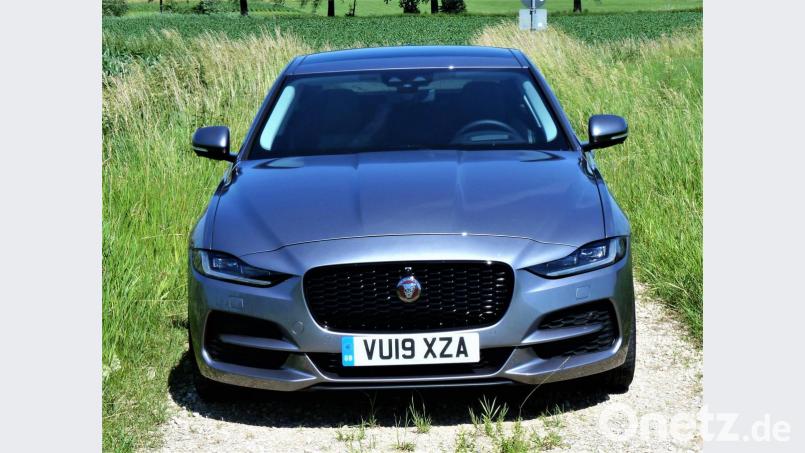 Neu gestylte Stoßfänger vorne und hinten sowie LED-Leuchteinheiten verleihen dem Jaguar XE mehr Ausdrucksstärke. Bild: bz