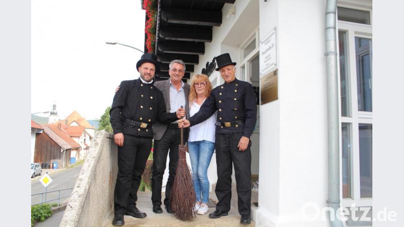 Den symbolischen Kehrbesen für den Bezirk Tiefenbach übergab Martin Plötz (rechts) an seinen Nachfolger Christian Müller im Beisein von Bürgermeister Ludwig Prögler und Ehefrau Annemarie Plötz. Bild: nis