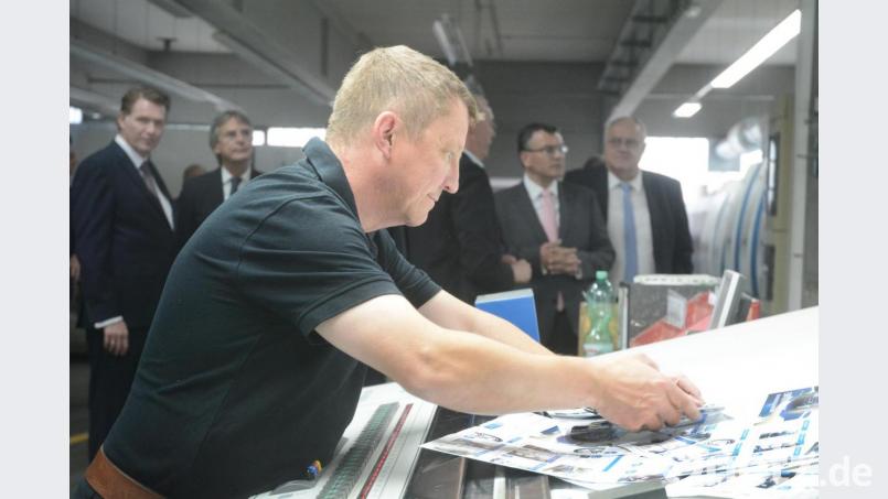 Beeindruckt von der hochmodernen Digitaldrucktechnik zeigten sich nicht nur die Gäste aus der Politik beim Rundgang. Bild: Gabi Schönberger