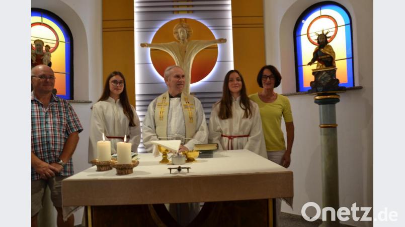 Pfarrer Josef Most feierte mit den Gläubigen den Festgottesdienst zum Patrozinium der Dorfkapelle. Als Ministranten fungierten die Schwestern Sophia und Charlotte. Die Lesung trägt Claudia Simon vor. Auch der Vorsitzende der Kapellen-Fördervereins Gebhardsreuth Reinhold Baier (links) freut sich über die vielen Besucher. Bild: gi