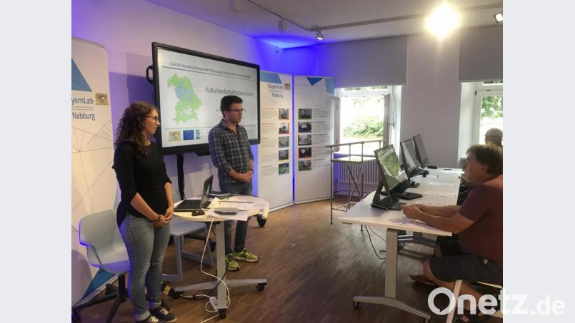 Johanna Kemmler und Thomas Büttner vom Projektbüro des Leader-Projekts „Erfassung (historischer) Kulturlandschaften“ geben beteiligten Ehrenamtlichen eine Einführung in die neue Datenbank. Bild: Katharina Schenk