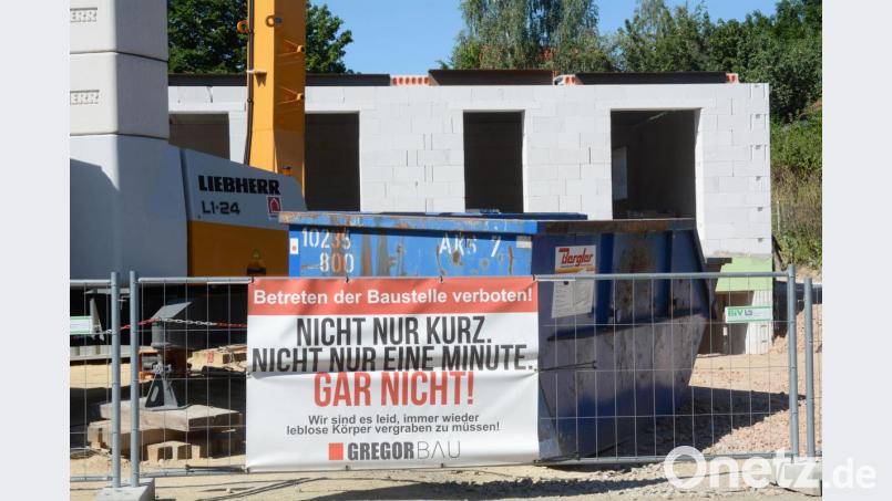 Mit reichlich schwarzem Humor warnt ein Weidener Bauunternehmen vor dem Betreten seiner Baustellen. Das Plakat hat es bei seiner Reise durch die sozialen Medien mittlerweile bis Norddeutschland geschafft. Bild: Gabi Schönberger