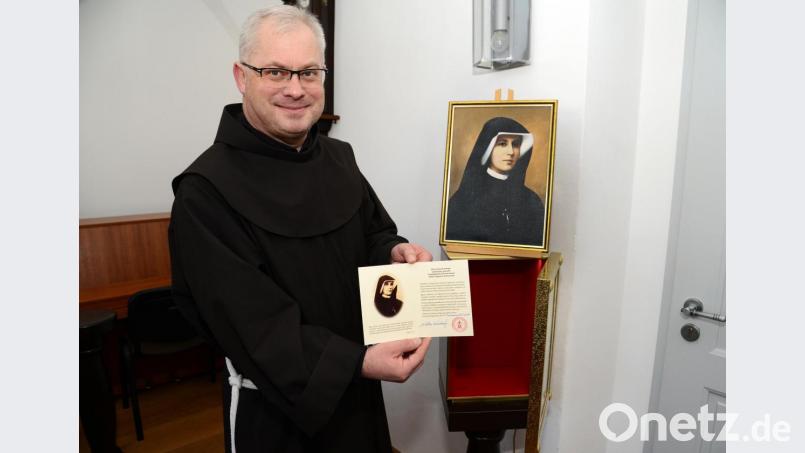 Stolz ist Pater Janusz Wrobel auch auf eine Reliquie erster Klasse der Heiligen Schwester Faustina Kowalska, die er und sein Nachfolger im Amt des Guardians, Pater Seraphin Broniowski, 2017 vom Nonnenorden der Jesus-Seherin in Krakau für den Amberger Mariahilfberg bekommen haben. Bild: Petra Hartl