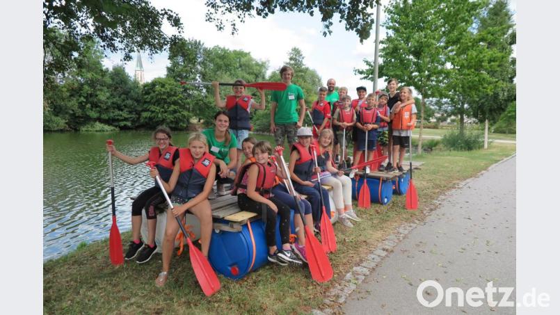 Nach dem erfolgreichen Floßbau freuen sich alle auf ihre erste Fahrt auf dem Kemnather Stadtweiher. Bild: jzk