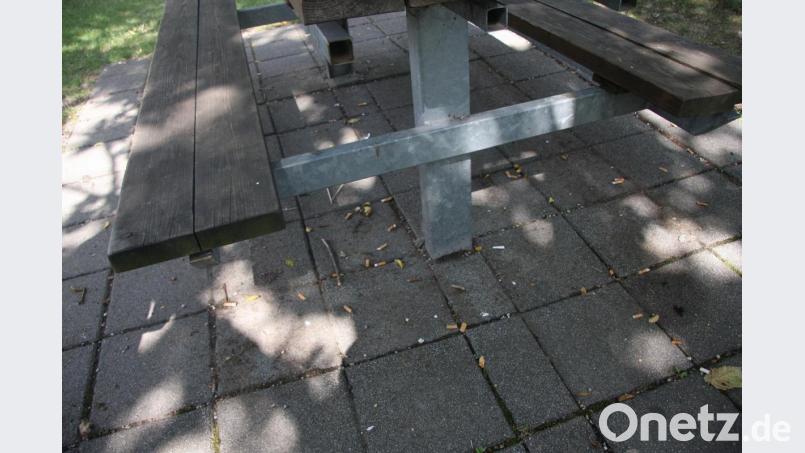 Weggeworfene Zigarettenkippen müssen von den Bauhofleuten immer wieder aufgesammelt werden, um wenigstens für kurze Zeit für ein sauberes Bild zu sorgen. Bild: wro