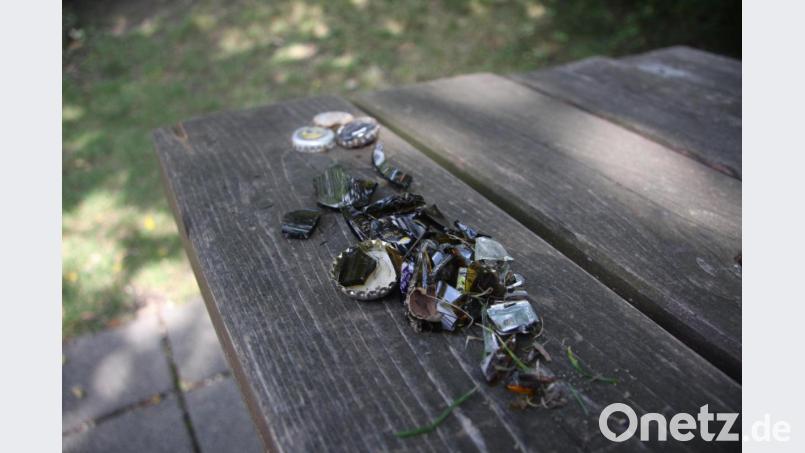 Kronenkorken und Glassplitter, die auch im Sandkasten und auf der Rutschbahn lagen, sind ein Sicherheitsrisiko, das die Sperrung notwendig machte. Bild: wro