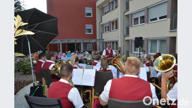 Josef Wolfrath und die Musikanten der Jugendkapelle Roggenstein beschenkten die Heimbewohner mit wunderschönen Melodien, die Erinnerungen weckten. Bild: dob