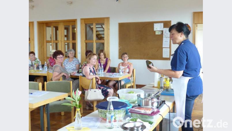 Hauswirtschaftsmeisterin Monika Schnupfhagn gibt genau Anleitung beim Zubereiten der Salate im Pfarrheim. Bild: sl