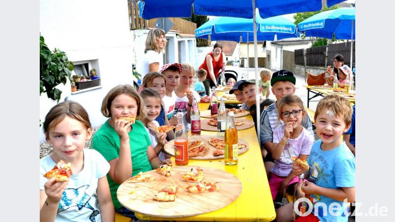 Zum Start in das neue Ferienprogrmm landete der OWV Tännesberg mit dem Pizzabacken einen Volltreffer. Bild: es