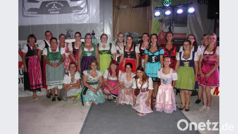 23 fesche Damen, alles toll ausstaffiert in neuen Dirndls, stellten sich zur Wahl der "Miss Dirndl". Bild: kro