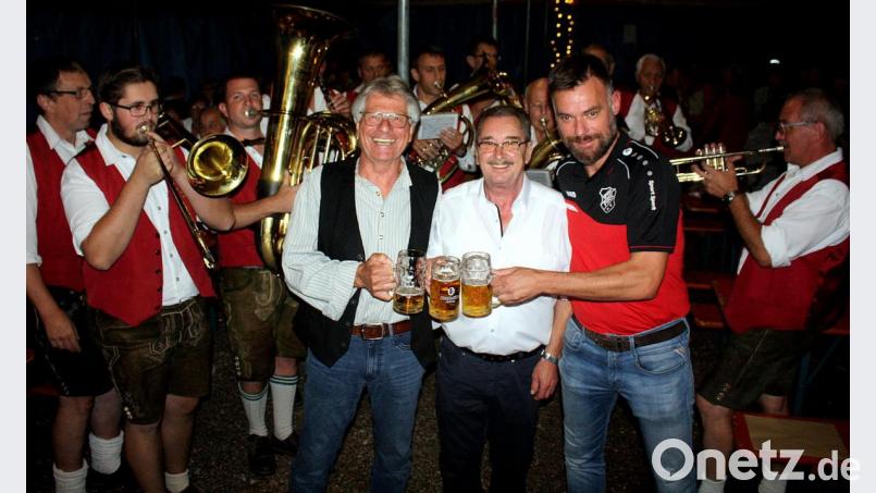 Böhmisches Blech, traf auf bayrisches Bier, von links prosteten sich zu Kurt Mayer, Gerhard Meier und Josef Schiesl. Dahinter spielte die Blechmusi einen Tusch. Bild: zer