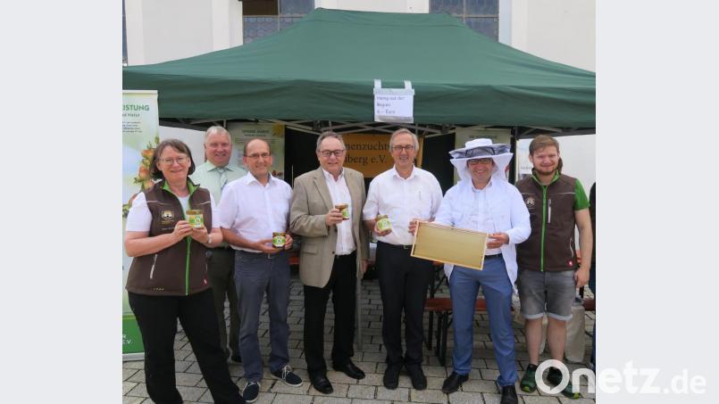 Über den Honig aus der Region freuen sich neben den Verantwortlichen vom Bienenzuchtverein auch der Vorsitzende des Naturparks Hirschwald, Ensdorfs Bürgermeister Markus Dollacker (Zweiter von links), stellvertretender Landrat Hans Kummert (Vierter von links), der Ursensollener Bürgermeister Franz Mädler (Fünfter von links) und Landtagsabgeordneter Tobias Gotthardt . Bild: ua