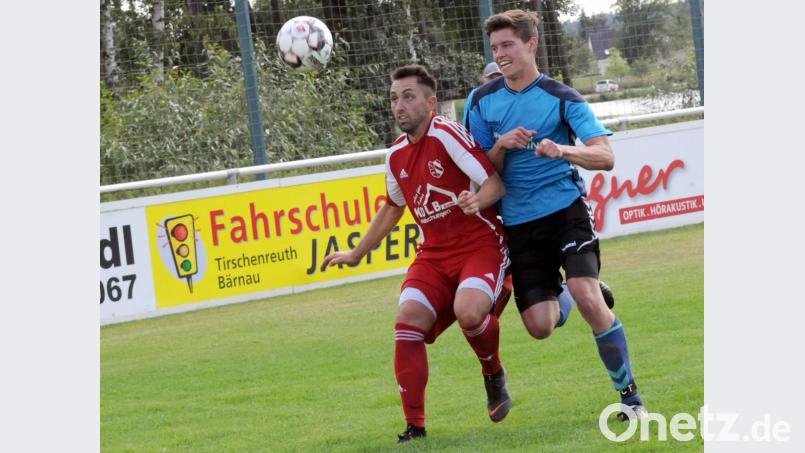 Erster Dreier für den FC Tirschenreuth in dieser Saison: Beim 2:0 gegen den BSC Saas-Bayreuth erzielte Tobias Siegert (rechts, hier im Zweikampf mit Daniel Heißenstein) kurz nach der Pause den Führungstreffer. Bild: heh