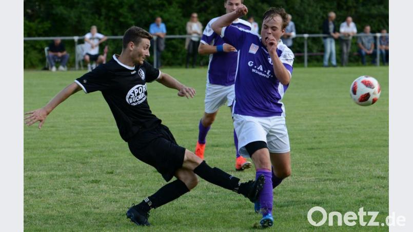Der Schwarzenfelder Bastian Böckl (links) trifft Simon Polster am Schienbein. Der Detag-Angreifer war aber nicht lange gehandicapt und erzielte später sogar den Siegtreffer für die Wernberger. Bild: ham
