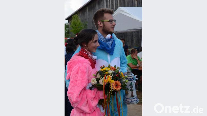 Das Baumaustanzen endet mit der Kür von Marie Giehrl und Erik Remhof zum neuen Oberkirwapaar. Beim Abbruch des obligatorischen Walzers halten sie den Blumenstrauß in Händen. Bild: u