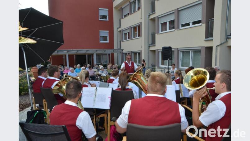 Josef Wolfrath und die Musikanten der Jugendkapelle Roggenstein beschenkten die Heimbewohner mit wunderschönen Melodien, die Erinnerungen weckten. Bild: dob