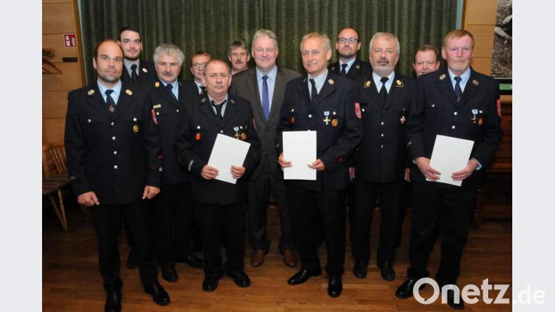 Die Jubilare mit Landrat Richard Reisinger (Mitte), Bürgermeister Reiner Pickel (links daneben) und den Feuerwehr-Führungskräften. Bild: Michael Schröter