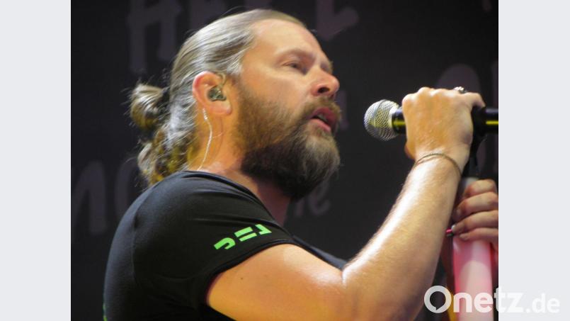 Auf seiner „Neon-Tour“ zu Gast in Regensburg: Rea Garvey sang vor 3500 Zuhörern beim Open-Air auf dem Pürkelgut-Gelände. Bild: Wilhelm Amann