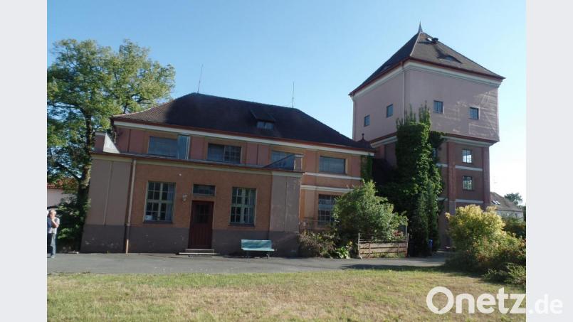 Im ehemaligen Bahnbetriebswerk mit dem integrierten Wasserturm (rechts) könnte, so der Denkanstoß des FW-Ortsverbandes, der gemeindliche Bauhof sein neues Domizil haben. Bild: br