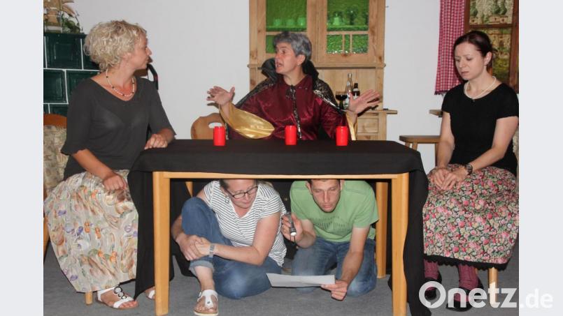 Es braut sich was zusammen! Graf Dracula wird beschworen. Sitzend von links Silvia Waidhas, Katharina Grillmeier und Diana Gollwitzer. Unterm Tisch Edith Riedl und Andreas Grillmeier. Bild: kro