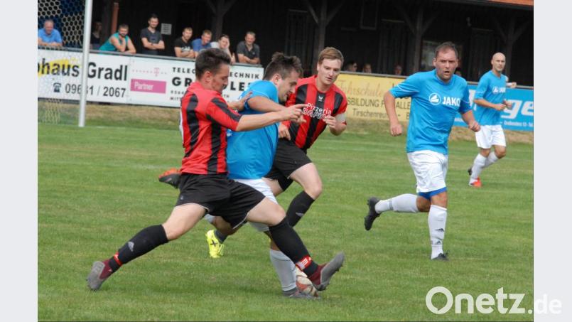 Die SG Griesbach/Großkonreuth und der SC Mähring trennten sich am Sonntag 1:1. Hier attackiert der Mähringer Dominik Beer (links) Florian Reger. Christian Beer und Andreas Zant (rechts) beobachten den Zweikampf. Bild: gb