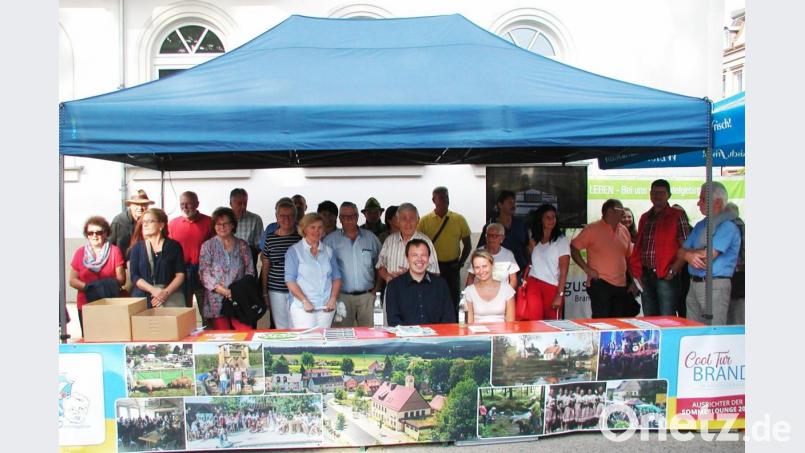 Vertreter des Organisationsteams waren mit mehreren Helfern und mit großem Gepäck bereits Mittag nach Rehau gefahren, um einen Stand aufzubauen. Dort informierte die Gemeinde Brand als Ausrichter der Sommerlounge 2020. Bild: ld