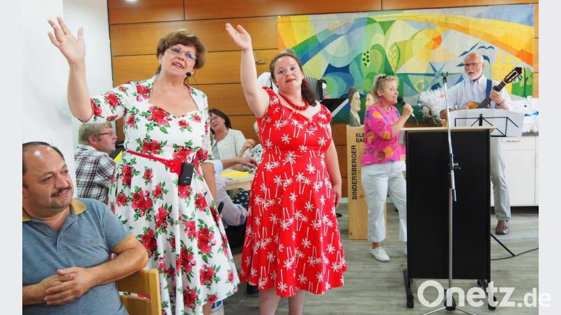 Gerlinde Koch, Selma Ülküseven, Tina Meyer und Bernd Hensel (von links) sorgen
für Stimmung beim 50. Geburtstag im Eleonore Sindersberger-Haus. Bild: Bühner