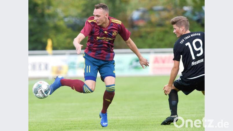 Alexander Dobmanns (links, im Duell mit Tobias Haumer) Treffer per Strafstoß war für die SV Grafenwöhr zu wenig. Der Landesliga-Aufsteiger unterlag daheim dem TSV Bogen mit 1:3. Bild: btg