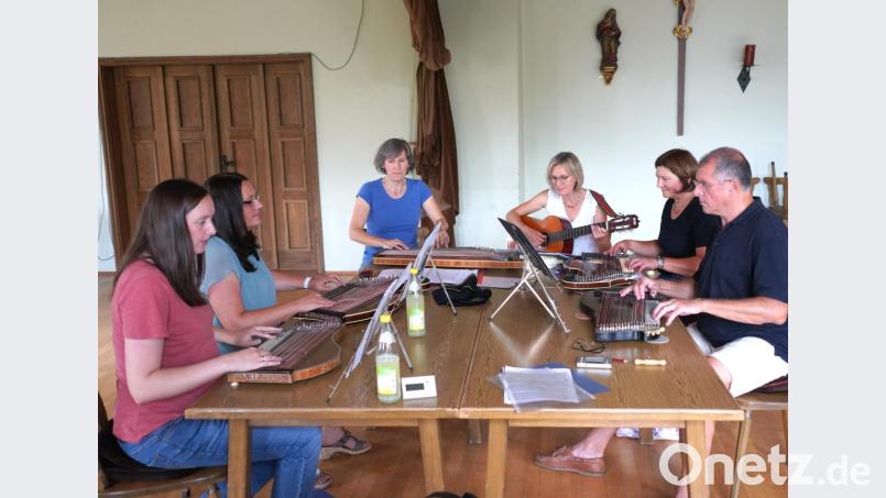 Gertrud Wittkowsky (Dritte von links) hatte den Zither-Workshop veranstaltet. Bild: fvo