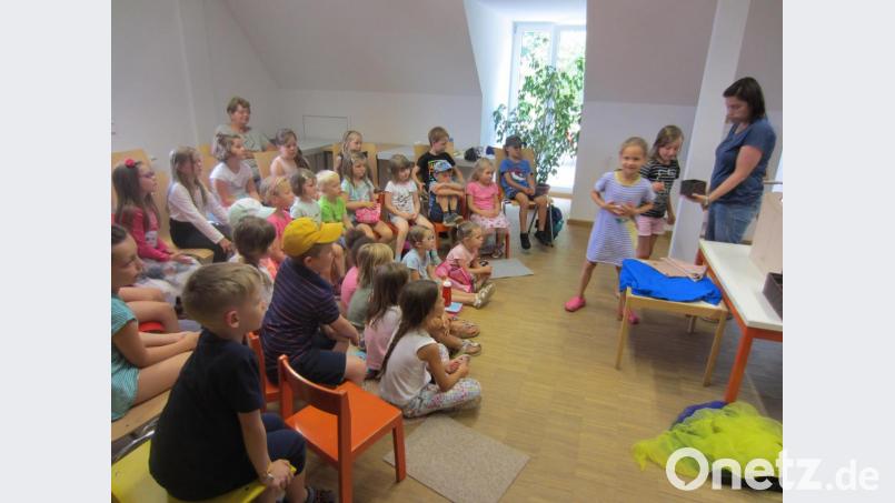 Die Kinder lauschen dem Märchen vom Fischer und seiner Frau. Bild: adj