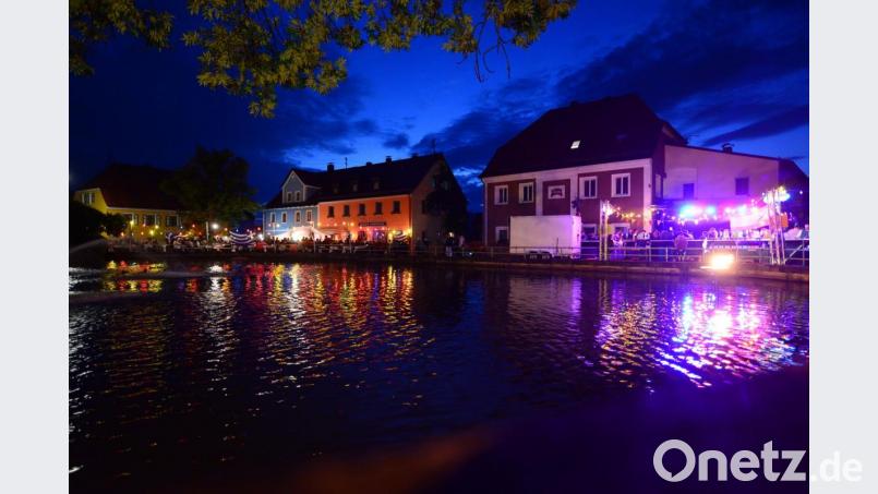 Der Stadtweiher mit der malerischen Beleuchtung ist alljährlich der Blickfang beim Multi-Kulti-Fest. Der Springbrunnen im Stadtweiher liefert dazu sein immer gleichbleibendes Plätschern, gelegentlch kommen auch die Schwäne den bunten Lichtern näher. Bild: bey