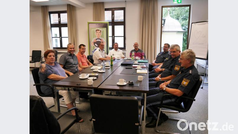 Die Kooperationspartner Kreisjugendring Tirschenreuth, Verkehrswacht Kemnath und Tirschenreuth sowie die Polizeidienststellen Tirschenreuth, Kemnath und Waldsassen bei einer Bilanz zur Aktion „Houst a Hirn, loust as Handy liegn!“ Bild: exb