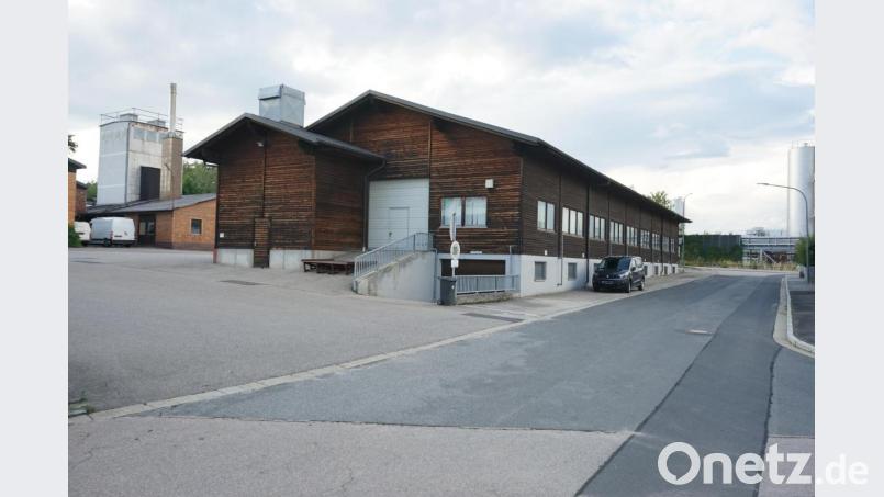 Die Bauvoranfrage für den Umbau und die Nutzungsänderung auf dem Grundstück einer Lagerhalle (Bild) in ein Hotel erhielt nach den geforderten Änderungen das gemeindliche Einvernehmen. Bild: nib