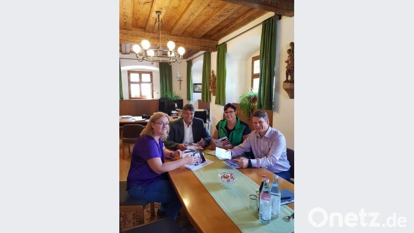 Rück- und Ausblick: Elena Jakimenko und Bürgermeister Edgar Knobloch von der Stadt Grafenwöhr sowie Anna Lehner, Quartiersmanagerin und Leiterin des Mehrgenerationenhauses, sowie Dr. Benjamin Zeitler von &quot;Learning Campus&quot; ziehen Bilanz und besprechen das neue Programm. Bild: exb