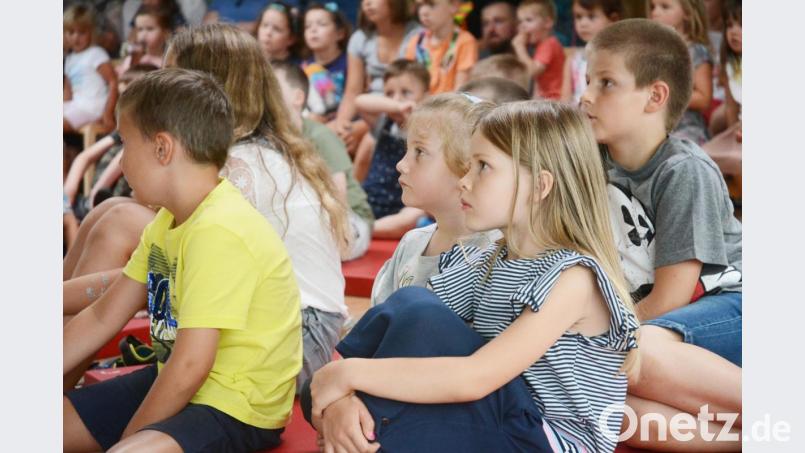 Die Kinder fiebern mit Kasperl mit. Bild: Gabi Schönberger