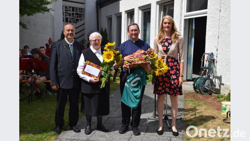 Bürgermeister Peter Dotzler (links) und Kirchenpflegerin Susanne Lindner (rechts) gratulieren der Ordensfrau Maria (Elfriede) Schöpf für 40 Schwesternjahre und Pfarrvikar Christian Preitschaft für zehn Priesterjahre ((Mitte). Sie überreichen Geschenke und Zuwendungen. Bild: swo