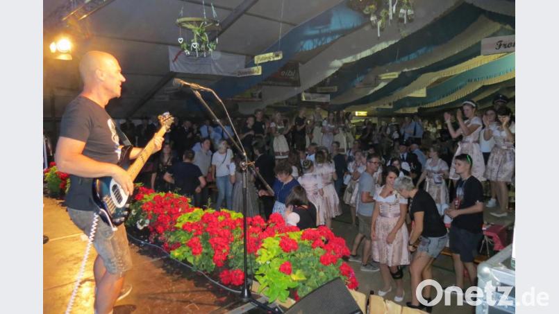 Die Band „Trixi und die Partylöwen“ sorgte für Spaß und Unterhaltung im Bierzelt. Bild: ral