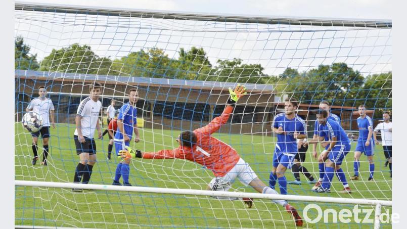 Vergeblich streckte sich in der 11. Spielminute der Etzenrichter Torhüter Florian Veigl (vorne) gegen diesen Schuss in die lange Torecke des Ensdorfer Linksverteidigers Andreas Weiß (nicht im Bild). Bild: Ziegler